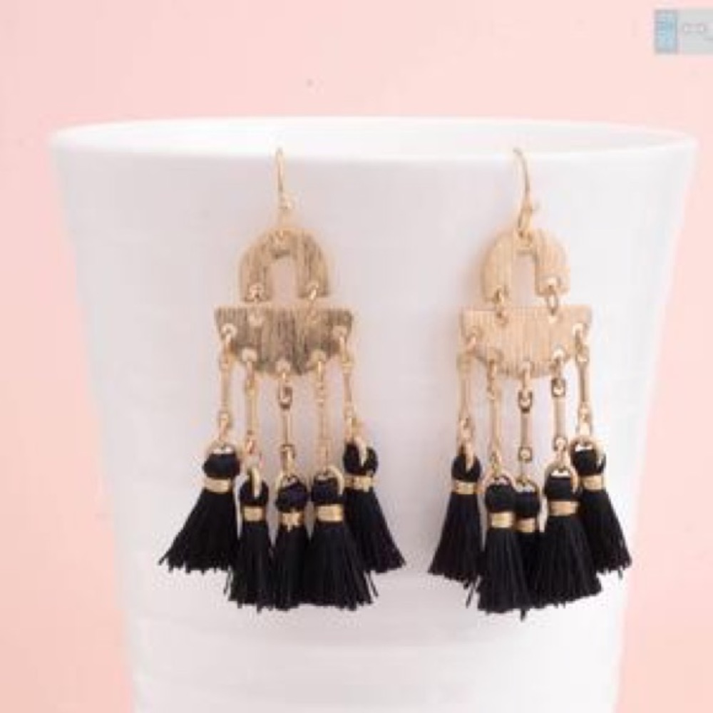 Fan tassel earrings in gold.